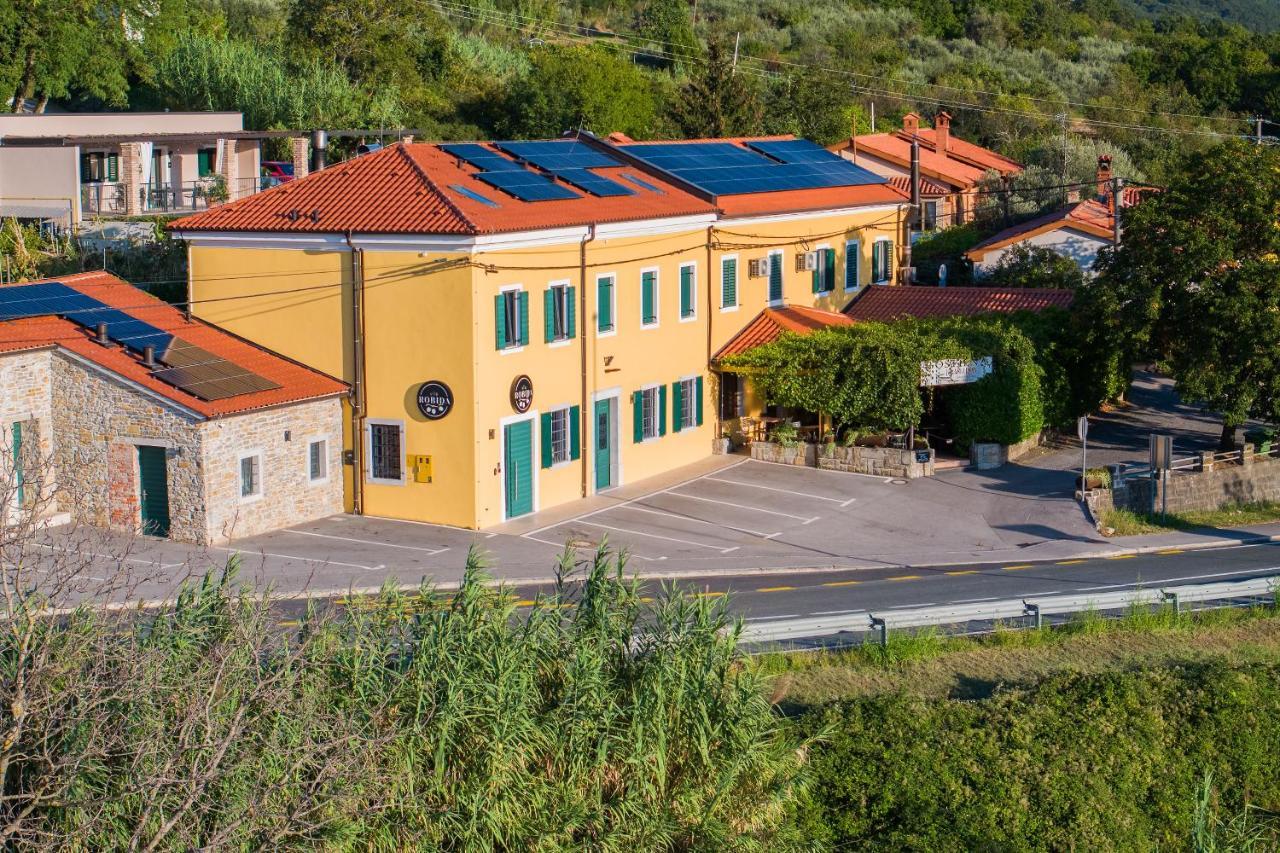 Vila Robida & Spa Črni Kal Kültér fotó
